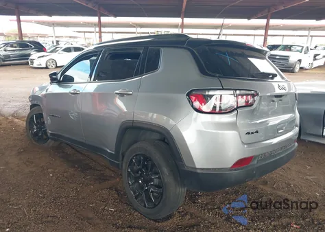 2024 Jeep Compass Latitude 4X4 z USA, uszkodzony, nr VIN 3C4NJDBN6RT588019